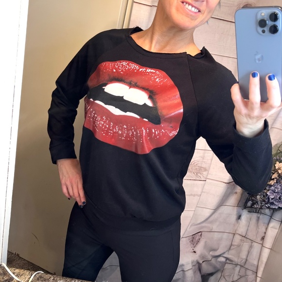 🔥2/$10 |•579•| Long Sleeve Sweatshirt w/ Lips - Picture 3 of 9